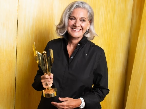 Photo of Lisa LaFlamme, posing with shoulder-length grey hair and her Canadian Screen Award for best national news anchor