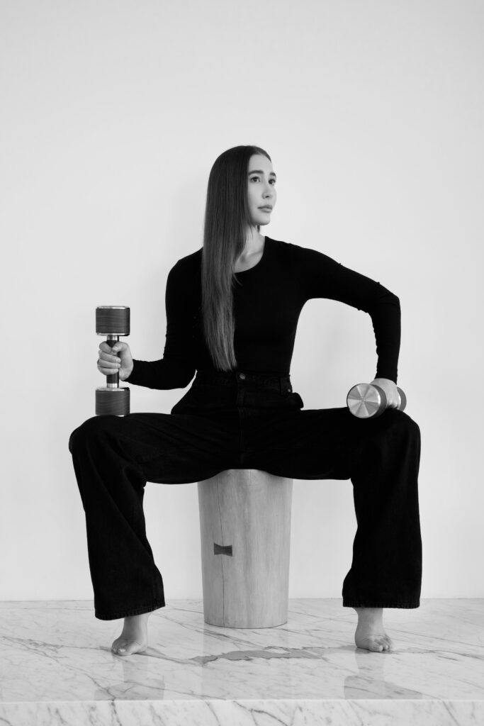 Kayla Barnes lifting barbells