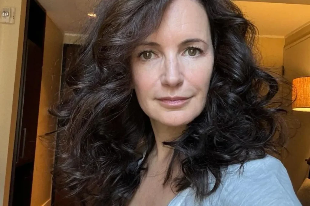 a photo of Kristin Davis in a hotel room